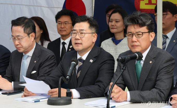 박찬대 더불어민주당 원내대표가 25일 서울 종로구 광화문 천막당사에서 열린 원내대책회의에서 발언하고 있다. 2025.03.25. /사진=뉴시스 /사진=김금보