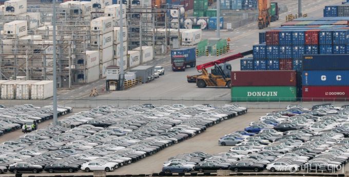 12일 오후 경기 평택시 포승읍 평택항 수출 야적장에 차량이 주차되어 있는 모습. /사진=뉴스1