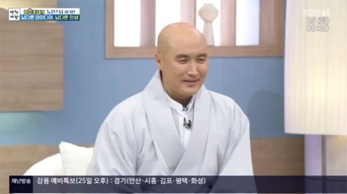 코미디언 윤성호가 전재산을 투자한 유튜브 채널이 해킹된 아픔을 이겨내고 '뉴진스님'으로 성공하게 된 사연을 전했다./사진=KBS1 '아침마당' 방송 화면
