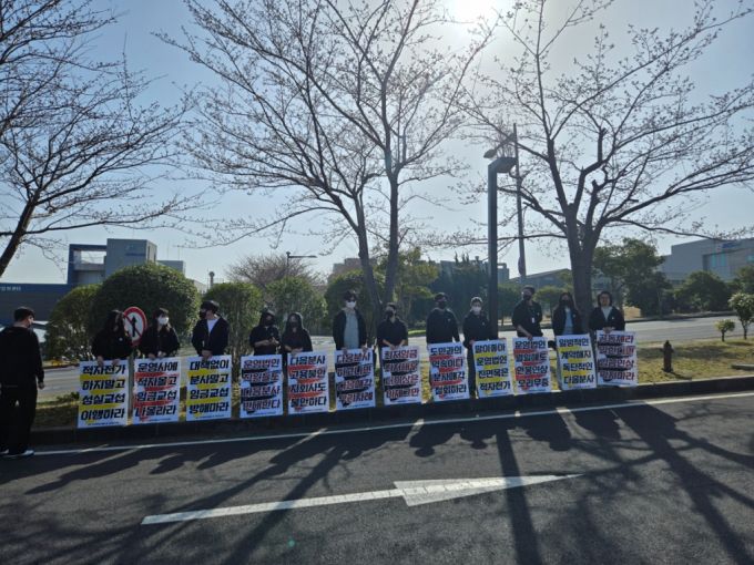 카카오노조가 26일 오전 카카오 제주 본사 앞에서 다음 분사를 반대하고 총 파업 투쟁을 예고하는 기자회견을 열었다./사진=이찬종 기자
