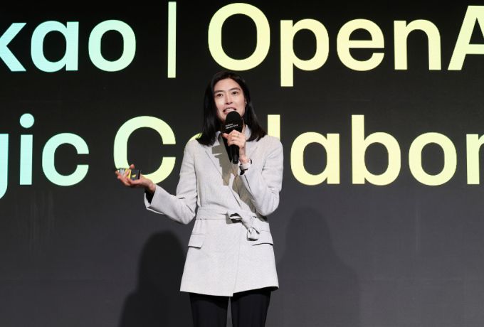 정신아 카카오 대표가 4일 서울 중구 플라자호텔에서 열린 오픈AI 전략적 제휴 체결 공동 기자간담회에서 발표를 하고 있다. /사진=뉴스1