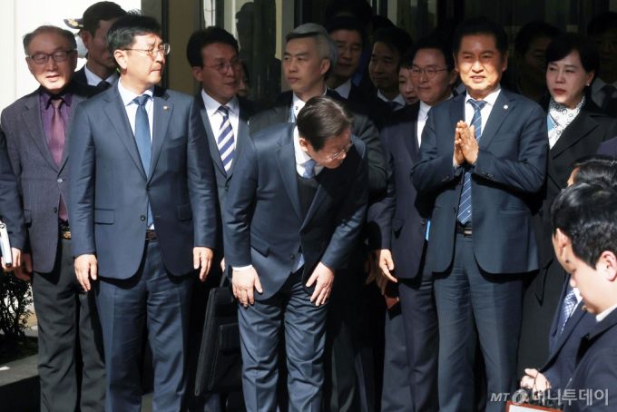 [서울=뉴시스] 사진공동취재단 = 이재명 더불어민주당 대표가 26일 서울 서초구 서울고등법원에서 열린 공직선거법 위반 혐의 항소심 선고 공판에서 무죄를 선고받은 뒤 지지자들에게 인사하고 있다. 2025.03.26. photo@newsis.com /사진=최동준