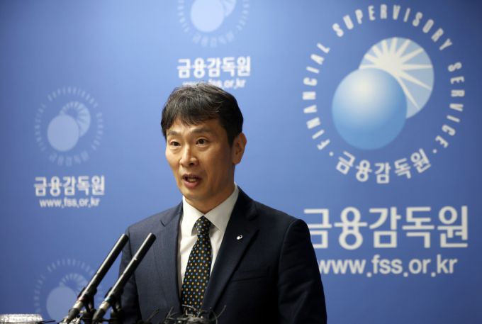 이복현 금융감독원장이 지난 19일 오전 서울 영등포구 금융감독원에서 우리금융 경영평가등급과 홈플러스 사태, 상법 개정안 등 주요 현안에 대한 긴급 브리핑을 하고 있다. /사진=뉴시스
