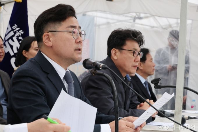 [서울=뉴시스] 김명원 기자 = 박찬대 더불어민주당 원내대표가 27일 오전 서울 종로구 광화문 앞 더불어민주당 천막 당사에서 열린 광화문 천막 당사 정책조정회의에 참석해 발언하고 있다. 2025.03.27. kmx1105@newsis.com /사진=김명원