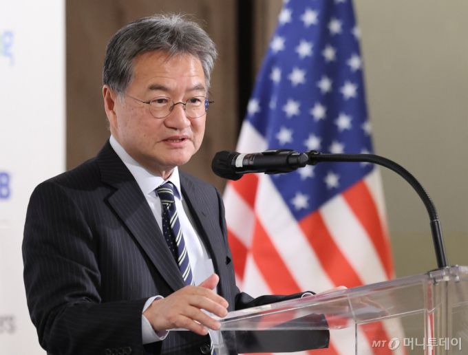 조셉 윤 주한미국대사 대리가 지난 18일 주한미국상공회의소와 주한미국대사관이 공동 주최한 행사에서 "민감국가 명단이라는 건 오직 에너지부 산하 연구소 실험실에만 국한된 것"이라며 "큰일은 아니다(it's not a big deal)"라고 밝혔다. 미국 내에서 큰 일이 아니라고 밝히며 진화에 나섰지만 우리 정부는 지난 10일 국내 언론을 통해 민감국가 지정 사실을 파악한 뒤 17일 미측으로부터 회신을 받기까지 관련 사실을 파악하지 못해 논란을 키웠다. / 사진=뉴스1