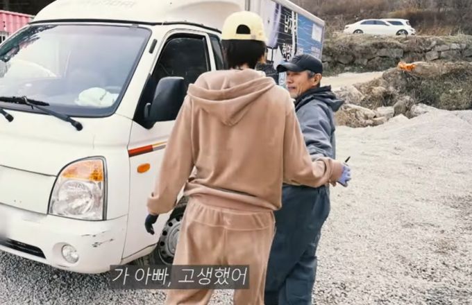 배우 최여진이 지난해 SBS '신발 벗고 돌싱포맨'에서 언급했던 새아버지를 유튜브 채널을 통해 공개했다./사진=유튜브 영상 갈무리