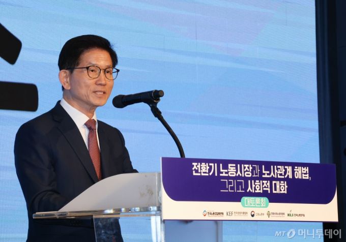 [김문수 고용노동부 장관이 26일 서울 여의도 중소기업중앙회에서 전환기 노동시장과 노사관계 해법 그리고 사회적 대화 대토론회에서 개회사를 하고 있다. 2025.03.26. /사진=뉴시스