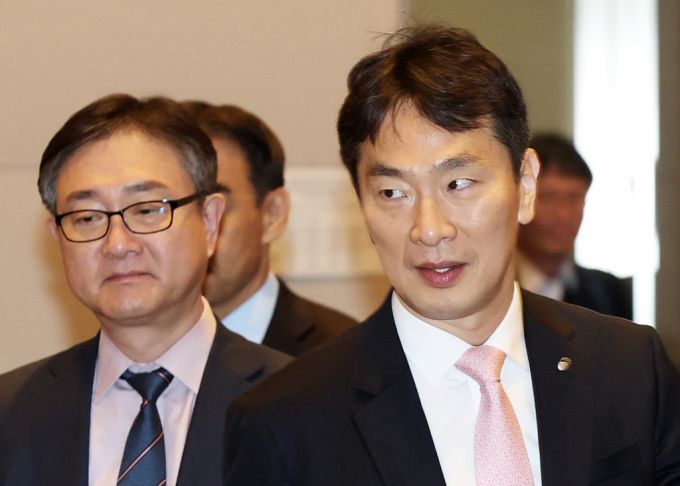 이복현 금융감독원장이 13일 오전 서울 영등포구 한국경제인협회 컨퍼런스센터에서 열린 '기업·주주 상생의 거버넌스 구축을 위한 열린 토론'에서 정우용 한국상장사협회 부회장과 함께 입장하고 있다. /사진=뉴스1