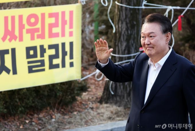 (의왕=뉴스1) 오대일 기자 = 법원의 구속취소 청구 인용으로 석방된 윤석열 대통령이 8일 오후 경기 의왕시 서울구치소에서 풀려나 지지자들에게 인사하고 있다. 윤 대통령은 내란 우두머리 혐의로 지난 1월 26일 구속기소 된 지 41일 만, 1월 15일 체포된 후 52일 만에 자유의 몸이 됐다.  2025.3.8/뉴스1  Copyright (C) 뉴스1. All rights reserved. 무단 전재 및 재배포,  AI학습 이용 금지. /사진=(의왕=뉴스1) 오대일 기자