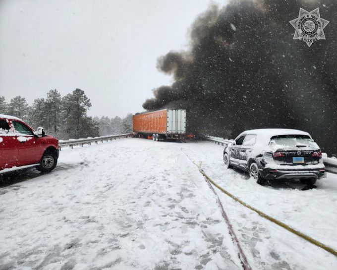 미국 서부 지역을 여행 중이던 한국인 여성 가족 관광객 3명이 열흘째 실종 상태인 것으로 22일(현지 시간) 알려졌다. 사진은 이들의 GPS상 마지막 위치인 그랜드캐니언~라스베이거스 40번 주간고속도로에서 지난 13일 다중 추돌사고가 발생한 모습. (사진=애리조나 공공안전부) 2025.03.23. *재판매 및 DB 금지 /사진=뉴스1