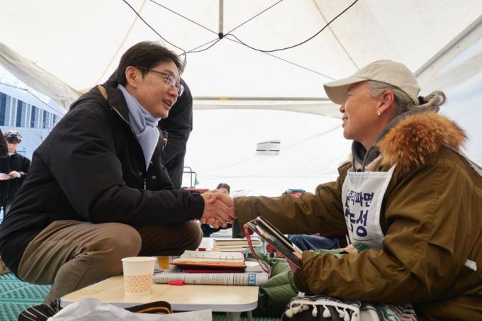 김경수 전 경남도지사가 28일 서울 종로구 광화문광장 인근의 비상행동 천막농성장을 찾아 응원과 감사 인사를 전고 있다./사진=김 전 지사 측 제공
