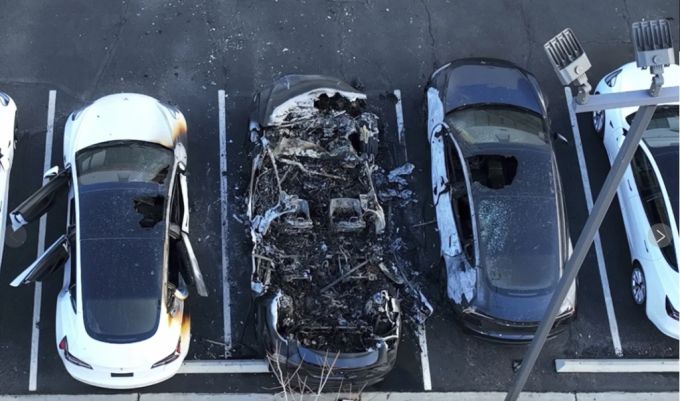 지난 18일(현지시간) 미국 라스베이거스의 테슬라 서비스 센터에서 여러 대의 차량에 불이 난 후 경찰이 조사를 벌이고 있다. /AP=뉴시스