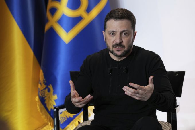 볼로디미르 젤렌스키 우크라이나 대통령이 27일(현지 시간) 프랑스 파리에서 열린 우크라이나 동맹국들의 '의지의 연합' 정상회의 후 기자회견하고 있다. /AP=뉴시스