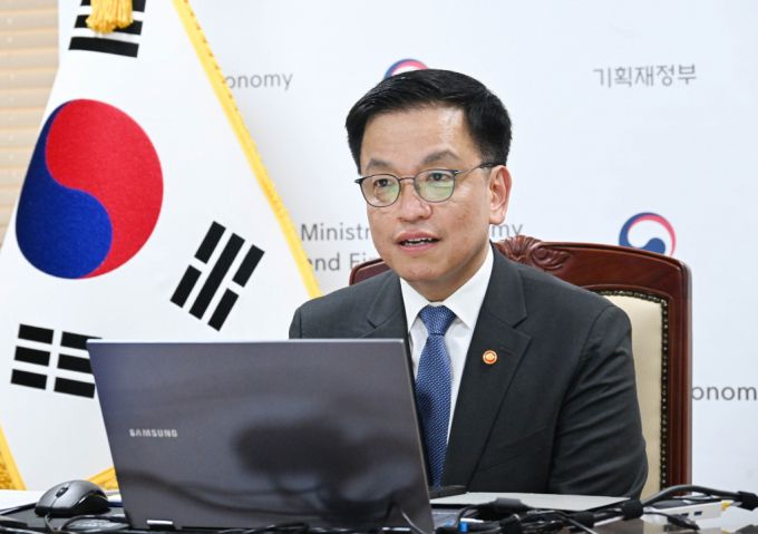 [서울=뉴시스] 김근수 기자 = 최상목 부총리 겸 기획재정부 장관이 27일 서울 종로구 정부서울청사에서 피터 스네이어스 유로클리어 CEO와 화상 면담을 하고 있다. (사진= 기획재정부 제공) 2025.03.27. photo@newsis.com *재판매 및 DB 금지 /사진=김근수