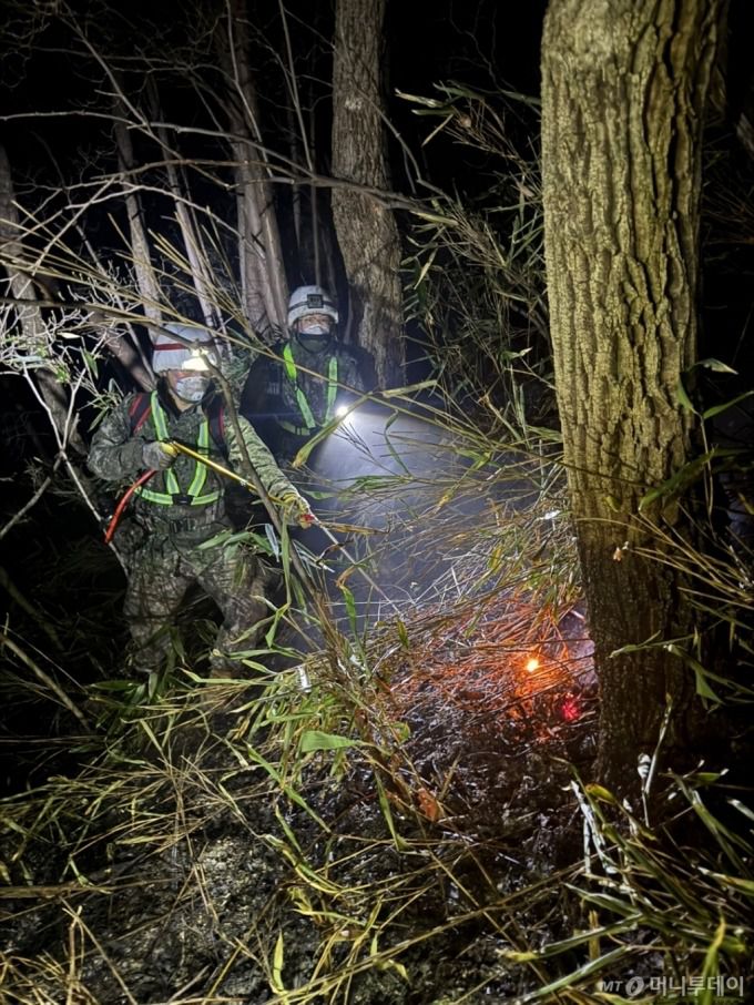 육군 39사단 장병들이 29일 새벽 경남 산청군 산불 현장에서 산불 진화 작업을 펼치고 있다. / 사진=육군