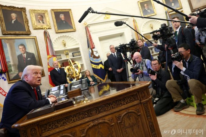 도널드 트럼프 미국 대통령이 26일(현지시간) 워싱턴 DC 백악관 집무실에서 자동차 수입품에 대한 관세를 발표하고 있다.  트럼프 대통령은 외국산 자동차에 대해 25%의 관세를 부과한다고 발표했다./로이터=뉴스1