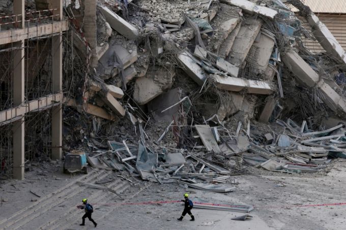 28일(현지시간) 미얀마에서 발생한 규모 7.7의 강진으로 1000여㎞ 떨어진 태국 수도 방콕에서도 건물이 무너지는 등 피해가 잇따랐다. /로이터=뉴스1