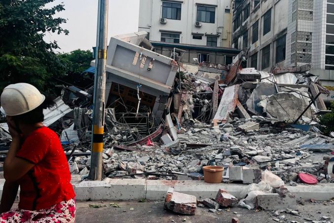 28일 미얀마 중부에서 지진이 발생한 뒤 한 주민이 미얀마 제2도시 만달레이에서 무너진 건물 옆을 지나가고 있다. /AFPBBNews=뉴스1