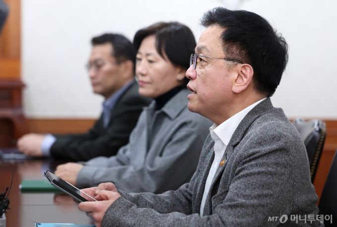 (서울=뉴스1) 김성진 기자 = 최상목 경제부총리 겸 기획재정부 장관이 30일 서울 종로구 정부서울청사에서 열린 긴급현안 관련 경제관계장관간담회에서 모두발언을 하고 있다.  Copyright (C) 뉴스1. All rights reserved. 무단 전재 및 재배포,  AI학습 이용 금지. /사진=(서울=뉴스1) 김성진 기자