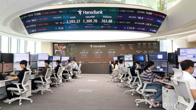 지난 9월 30일 하나은행 을지로 본점 소재 딜링룸 '하나 인피니티 서울(Hana Infinity Seoul)'에서 직원들이 업무를 보고 있다. /사진제공=하나은행