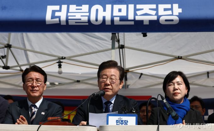 (서울=뉴스1) 김민지 기자 = 이재명 더불어민주당 대표가 31일 오전 서울 종로구 경복궁 앞 천막당사에서 열린 최고위원회의에서 모두 발언을 하고 있다. 2025.3.31/뉴스1  Copyright (C) 뉴스1. All rights reserved. 무단 전재 및 재배포,  AI학습 이용 금지. /사진=(서울=뉴스1) 김민지 기자