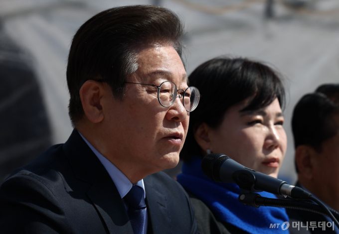 (서울=뉴스1) 김민지 기자 = 이재명 더불어민주당 대표가 31일 오전 서울 종로구 경복궁 앞 천막당사에서 열린 최고위원회의에서 모두 발언을 하고 있다. 2025.3.31/뉴스1  Copyright (C) 뉴스1. All rights reserved. 무단 전재 및 재배포,  AI학습 이용 금지. /사진=(서울=뉴스1) 김민지 기자