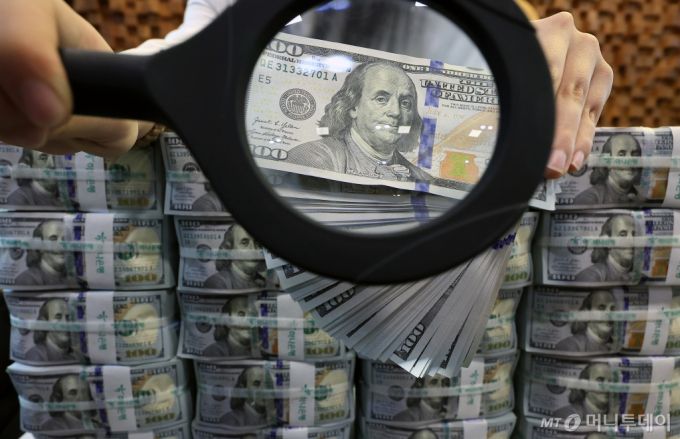 5일 오전 서울 중구 하나은행 위변조대응센터에서 은행 관계자가 달러화를 정리하고 있다. /사진-뉴스1