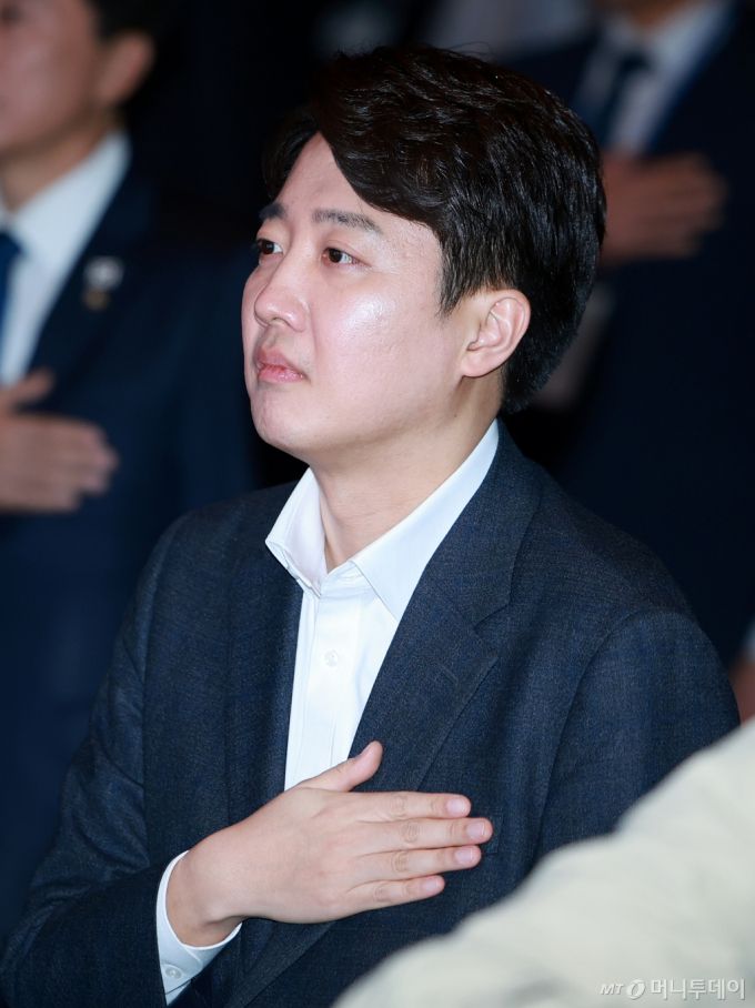 (서울=뉴스1) 김진환 기자 = 이준석 개혁신당 의원이 27일 서울 용산구 그랜드 하얏트 호텔에서 열린 유승민 제42대 대한체육회장 취임식에서 국민의례를 하고 있다. 2025.3.27/뉴스1  Copyright (C) 뉴스1. All rights reserved. 무단 전재 및 재배포,  AI학습 이용 금지. /사진=(서울=뉴스1) 김진환 기자