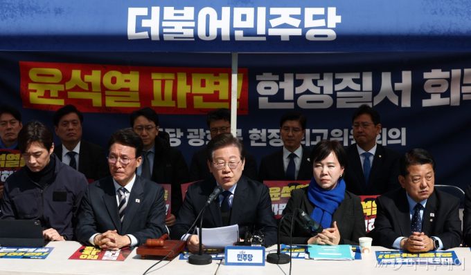 (서울=뉴스1) 김민지 기자 = 이재명 더불어민주당 대표가 31일 오전 서울 종로구 경복궁 앞 천막당사에서 열린 최고위원회의에서 모두 발언을 하고 있다. 2025.3.31/뉴스1  Copyright (C) 뉴스1. All rights reserved. 무단 전재 및 재배포,  AI학습 이용 금지. /사진=(서울=뉴스1) 김민지 기자