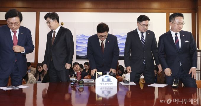 (서울=뉴스1) 이광호 기자 = 우원식 국회의장(가운데)과 권성동 국민의힘 원내대표(왼쪽 두 번째), 박찬대 더불어민주당 원내대표(오른쪽 두 번째)가 31일 오전 국회 의장실에서 열린 의장 주재 여야 원내대표 회동에서 기념촬영을  마친 뒤 자리로 돌아가고 있다.   왼쪽부터 국민의힘 박형수 원내수석부대표, 권 원내대표, 우 의장, 더불어민주당 박 원내대표, 박성준 원내수석부대표. (공동취재) 2025.3.31/뉴스1  Copyright (C) 뉴스1. All rights reserved. 무단 전재 및 재배포,  AI학습 이용 금지. /사진=(서울=뉴스1) 이광호 기자