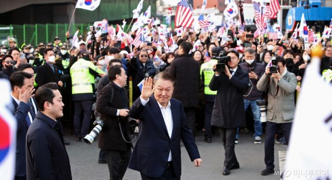 [서울=뉴시스] 김금보 기자 = 석방된 윤석열 대통령이 8일 오후 서울 용산구 한남동 관저 입구에서 지지자들에게 인사하고 있다. 2025.03.08. kgb@newsis.com /사진=김금보