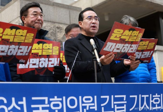 [서울=뉴시스] 고범준 기자 = 박홍근 더불어민주당 의원 등 4~6선 국회의원들이 30일 서울 종로구 헌법재판소 앞에서 윤석열 대통령 파면을 촉구하는 긴급 기자회견을 하고 있다. 2025.03.30. bjko@newsis.com /사진=고범준