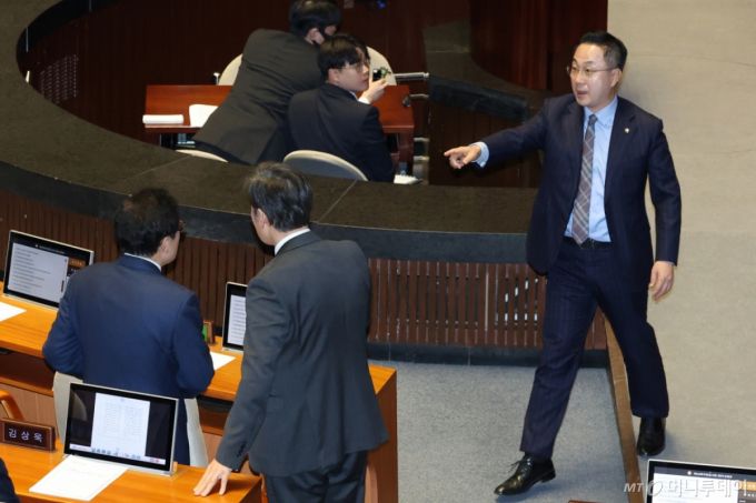 (서울=뉴스1) 이광호 기자 = 박성준 더불어민주당 원내수석부대표가 2일 오후 서울 여의도 국회에서 열린 제423회국회(임시회) 제3차 본회의에서 헌법재판소 재판관 마은혁 임명 촉구 결의안 찬반 토론 중 박충권 국민의힘 의원의 공산주의자 발언 관련 국민의힘 의원석으로 가 항의하고 있다. 2025.4.2/뉴스1  Copyright (C) 뉴스1. All rights reserved. 무단 전재 및 재배포,  AI학습 이용 금지. /사진=(서울=뉴스1) 이광호 기자