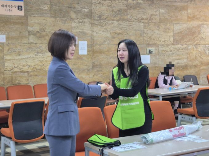 2일 '코로나바이러스감염증-19 예방접종 피해보상 등에 관한 특별법안'이 국회 본회의를 통과했다. 국회 보건복지위원회 여당 간사인 김미애 국민의힘 의원이 법안 통과 후 코로나19 백신 피해 유가족을 만나 위로를 전했다./사진=조성준 기자