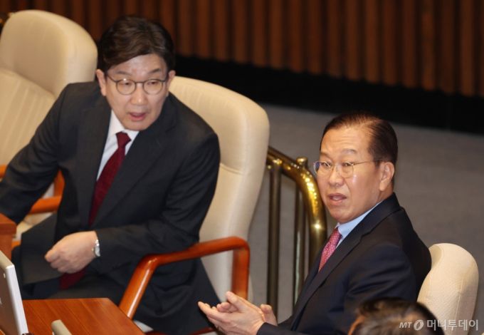 [서울=뉴시스] 고승민 기자 = 국민의힘 권영세 비상대책위원장과 권성동 원내대표가 2일 서울 여의도 국회에서 열린 제423회 국회(임시회) 제3차 본회의에서 대화하고 있다. 2025.04.02. kkssmm99@newsis.com /사진=고승민