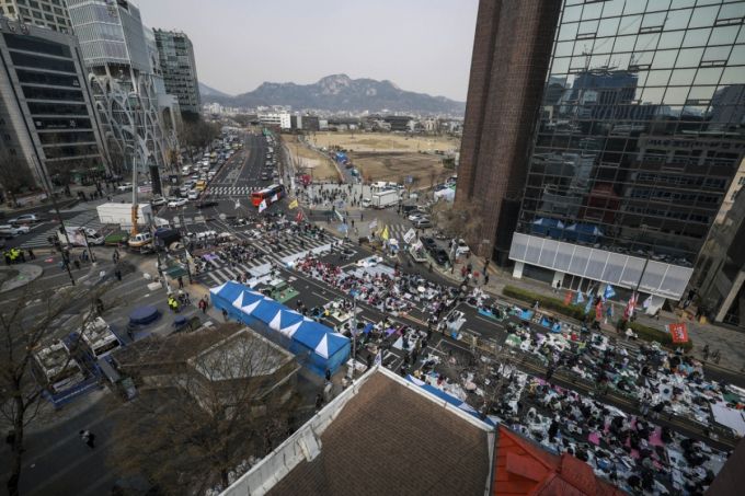 윤석열 대통령 탄핵선고 관련 집회 시위로 인해 2일 오전 서울 종로구 율곡로에서 종로 방향으로 향하는 차량들이 정체되고 있다. /사진=뉴시스