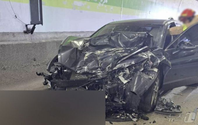 3일 오후 울산시 동구 화정동 염포산 2터널에서 남구 방향으로 달리던 포터 트럭이 중앙선을 넘어 주행 중이던 승용차를 들이받았다. 사고 현장 모습./사진=뉴스1(울산경찰청 제공)