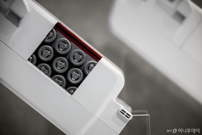 지난달 5일 서울 강남구 코엑스에서 열린 인터배터리 2025에서 삼성SDI 부스에 차세대 원통형 배터리를 사용한 제품들이 전시돼있다./사진=뉴시스