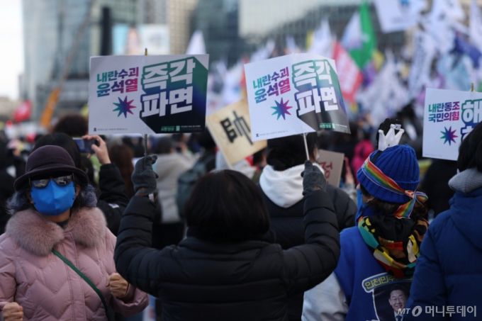 [서울=뉴시스] 김명년 기자 = 25일 오후 서울 종로구 경복궁역 인근에서 열린 ‘윤석열 대통령 탄핵 찬성 집회’에서 참석자들이 구호를 외치고 있다. 2025.01.25. kmn@newsis.com /사진=김명년