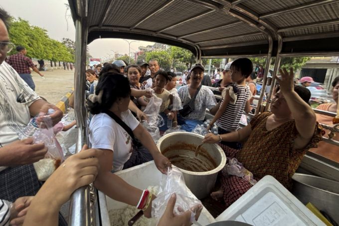 2일(현지 시간) 미얀마 만달레이 거리에서 지진 피해 이재민들이 물과 음식을 받고 있다. 미얀마 군부는 지난달 28일 발생한 강진의 피해 수습을 위해 반군 세력과 3주간 휴전을 선포했다. 현재까지 사망자 수는 3천 명을 넘어선 것으로 알려졌다. /AP=뉴시스