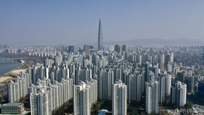 [서울=뉴시스] 김명년 기자 = 강남3구와 용산구 소재 아파트의 매물 호가가 내려가고 있다. 정부와 서울시가 강남3구(강남·서초·송파구)와 용산구 소재 아파트 2200개 단지에 '갭투자'를 막는 토지거래허가구역으로 적용키로 하면서 부동산 시장이 혼란에 빠졌다.  토지거래허가구역 해제로 큰 수혜를 입었던 잠삼대청(잠실·삼성·대치·청담동) 지역은 집주인들이 호가를 1억~3억원 가량 낮추고 있다. 오는 24일부터 토지거래허가구역 규제가 시행되기 때문에 매도를 서두르려는 집주인들이 늘어 매물이 급증하는 모습이다.  송파구 잠실동 엘리트(엘스·리센츠·트리지움) 아파트는 전용 84㎡ 기준 호가를 30억원에 27억원으로 하루 만에 3억원 낮춘 매물도 등장했다. 엘스 아파트는 지난달 토지거래허가구역 해제에 따른 수혜 단지로 꼽히며 30억5000만원에 신고가로 거래가 체결되기도 했다.  사진은 23일 오전 서울 송파구 아파트 단지. 2025.03.23. kmn@newsis.com /사진=