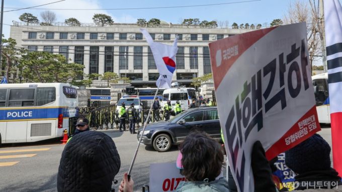 (서울=뉴스1) 김도우 기자 = 윤석열 대통령 탄핵심판 선고를 앞둔 17일 서울 종로구 헌법재판소 앞에서 윤 대통령 지지자들이 탄핵 반대 농성을 이어가고 있다. 2025.3.17/뉴스1  Copyright (C) 뉴스1. All rights reserved. 무단 전재 및 재배포,  AI학습 이용 금지. /사진=(서울=뉴스1) 김도우 기자