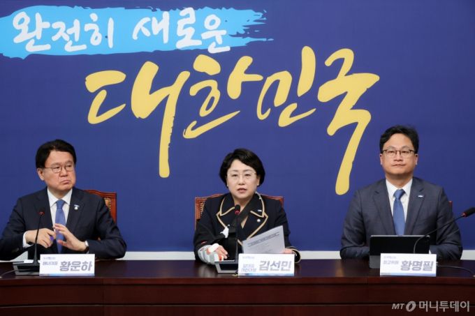 [서울=뉴시스] 조성우 기자 = 김선민(가운데) 조국혁신당 당대표 권한대행이 2일 오전 서울 여의도 국회에서 열린 최고위원회의-탄핵을 넘어 더 탄탄한 대한민국으로 위원회(탄탄대로) 연석회의에서 발언하고 있다. 2025.04.02. xconfind@newsis.com /사진=조성우