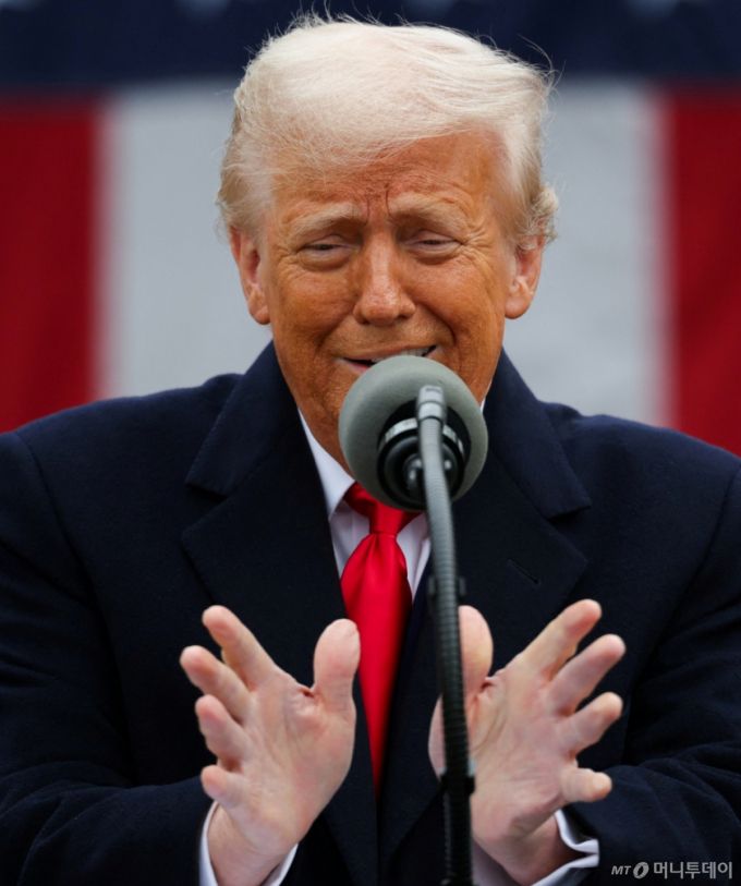 도널드 트럼프 미국 대통령이 2일(현지시간) 워싱턴 백악관 로즈가든에서 열린 ‘미국을 다시 부유하게’ 행사서 상호관세를 발표하는 행정명령 서명식 중 "오늘 드디어 우리는 미국을 앞에 둘 것이다. 이것이야 말로 미국의 황금기"라고 말하고 있다. / 로이터=뉴스1