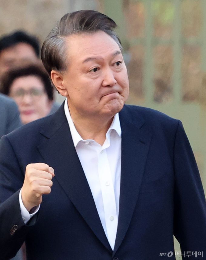 (의왕=뉴스1) 오대일 기자 = 법원의 구속취소 청구 인용으로 석방된 윤석열 대통령이 8일 오후 경기 의왕시 서울구치소에서 풀려나 지지자들에게 인사하고 있다. 윤 대통령은 내란 우두머리 혐의로 지난 1월 26일 구속기소 된 지 41일 만, 1월 15일 체포된 후 52일 만에 자유의 몸이 됐다.  2025.3.8/뉴스1  Copyright (C) 뉴스1. All rights reserved. 무단 전재 및 재배포,  AI학습 이용 금지. /사진=(의왕=뉴스1) 오대일 기자