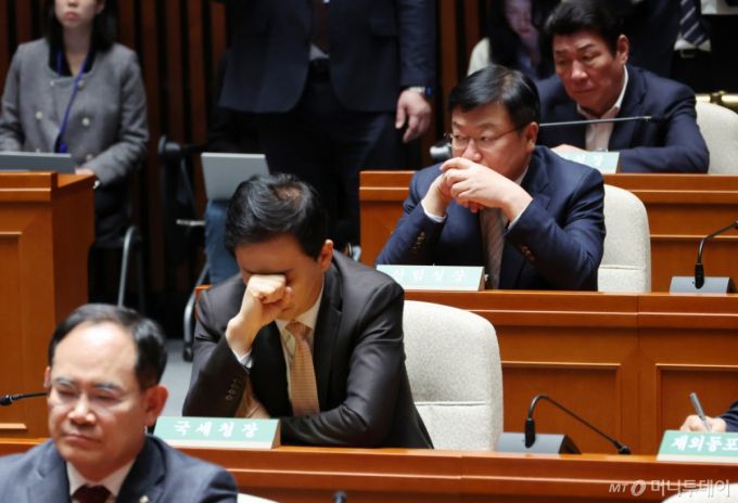 임종득(왼쪽부터) 국민의힘 의원과 유영하, 정점식 의원 등 당 소속 의원들이 윤석열 전 대통령이 파면된 4일 서울 여의도 국회에서 열린 의원총회에 참석해 자리하고 있다. /사진=뉴시스