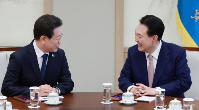 [서울=뉴시스] 전신 기자 = 윤석열 대통령이 29일 서울 용산 대통령실 청사에서 이재명 더불어민주당 대표와 회담을 하고 있다. (대통령실통신사진기자단) 2024.04.29. photo1006@newsis.com /사진=전신