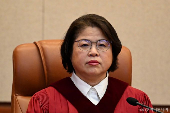 김복형 재판관이 4일 오전 서울 종로구 헌법재판소 대심판정에서 열린 윤석열 대통령 탄핵심판에 참석해 있다. 2025.4.4 사진공동취재단 /사진=이기범