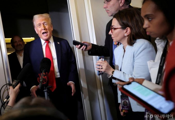 도널드 트럼프 미국 대통령이 30일(현지시간) 버지니아주 프레더릭스버그에서 워싱턴으로 가는 전용기 안에서 취재진에게 이야기하고 있다.