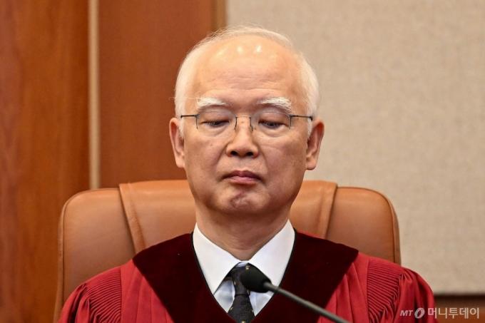 정형식 재판관이 4일 오전 서울 종로구 헌법재판소 대심판정에서 열린 윤석열 대통령 탄핵심판에 참석해 있다. 2025.4.4 사진공동취재단 /사진=이기범